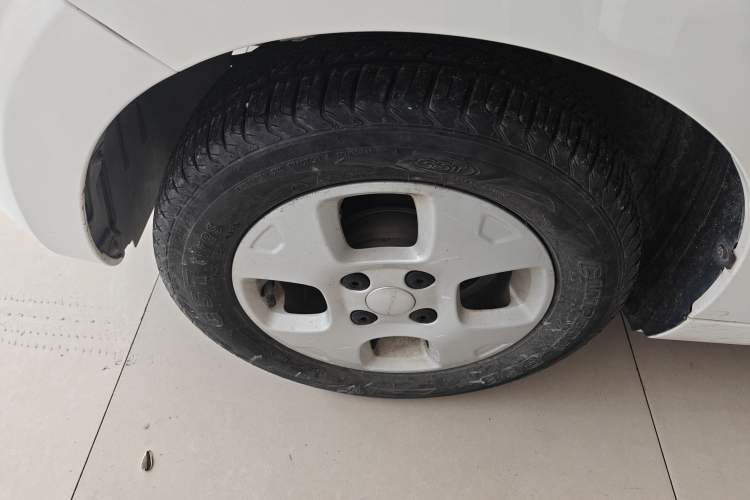 Used Roewe Clever 2021 302 km New Four-Seater Super-Efficient Version Left Front Wheel Hub