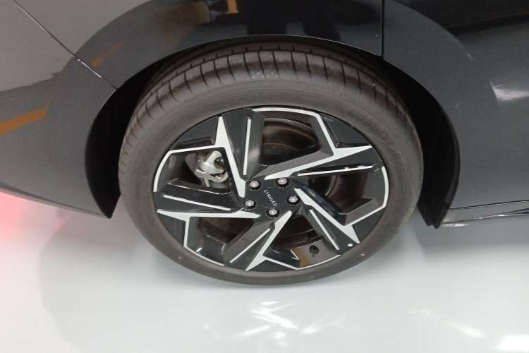 Used Lynk & Co 07 2024 EM-P 126 Long-Range Halo Exterior 5