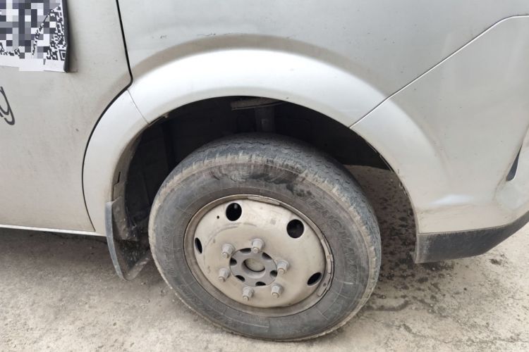 Used Dongfeng Yufeng 2023 V9+ 2.3T Manual Rear-Drive Cargo Van with Dual Rear Tires 3-Seater