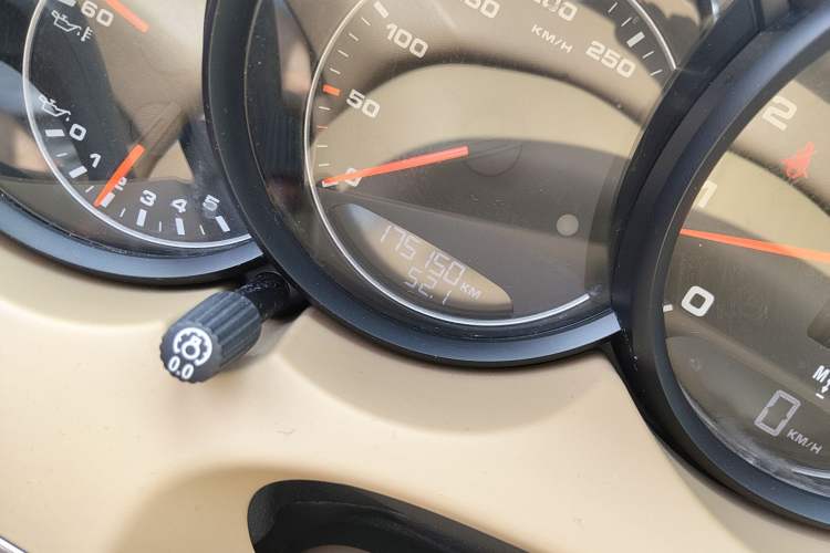 Used Porsche Cayenne 2011 Cayenne 3.0T Odometer Close Up