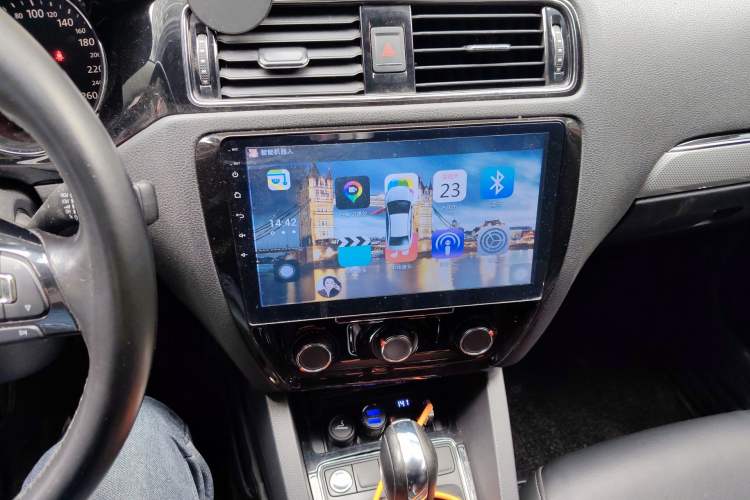 Used Volkswagen Sagitar 2017 1.6L Automatic Comfort Model Audio And AC Panel