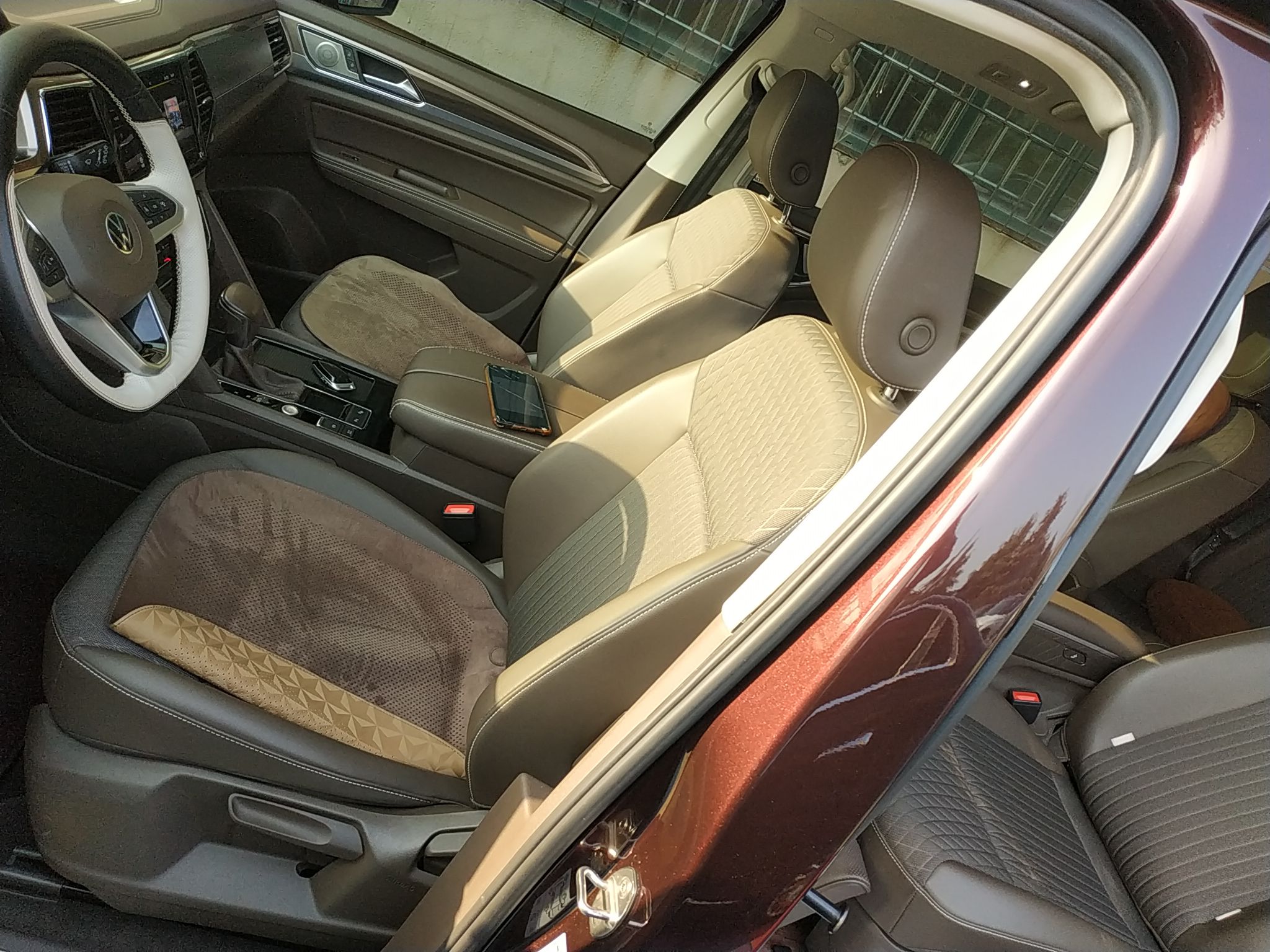 المقاعد الأمامية داخل السيارة