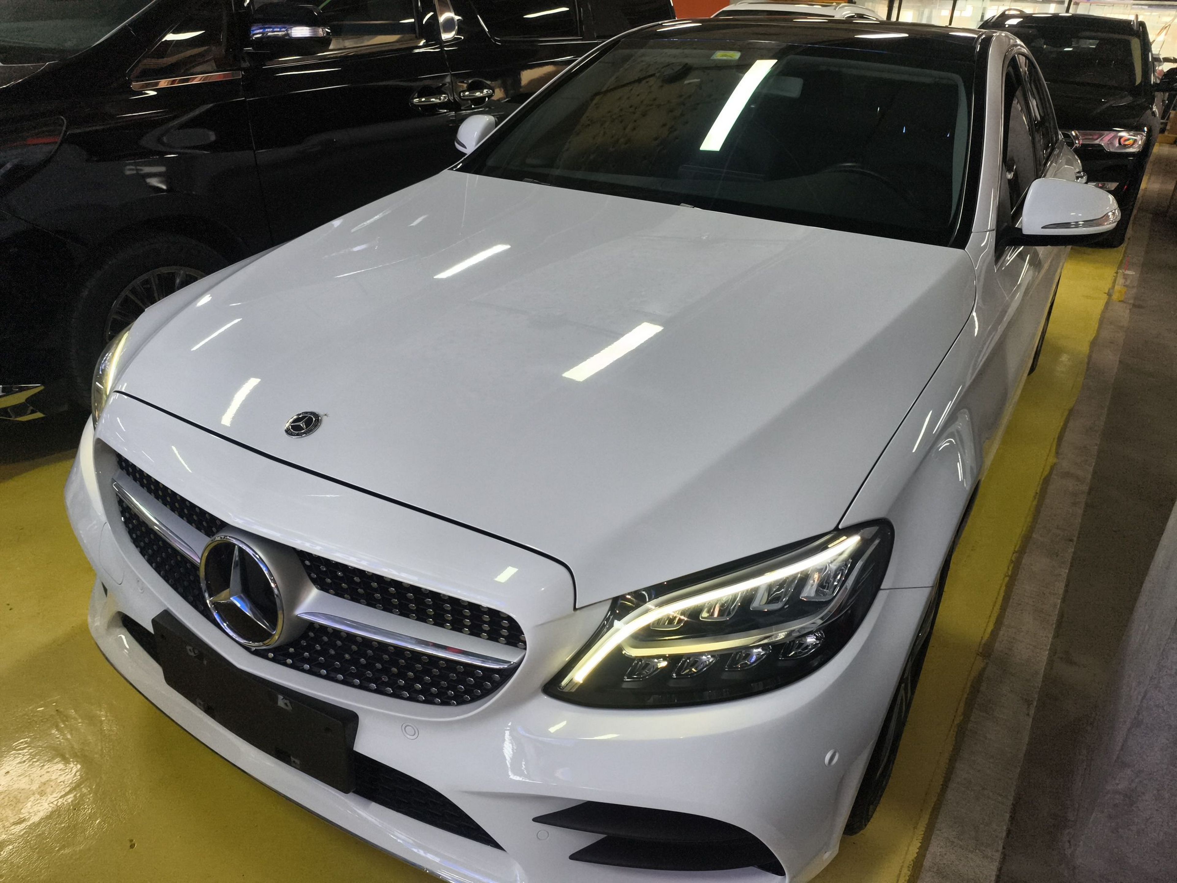 Под передней частью автомобиля