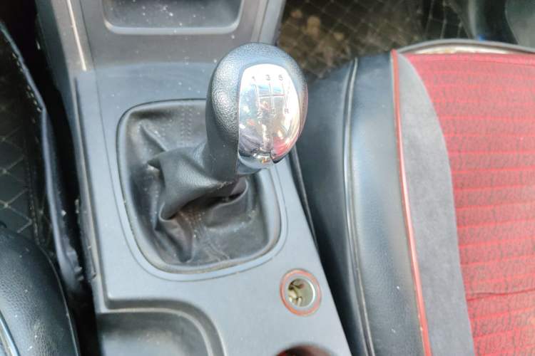 Used Roewe 350 2015 1.5L Manual Luxury Sunroof Edition Gear Lever