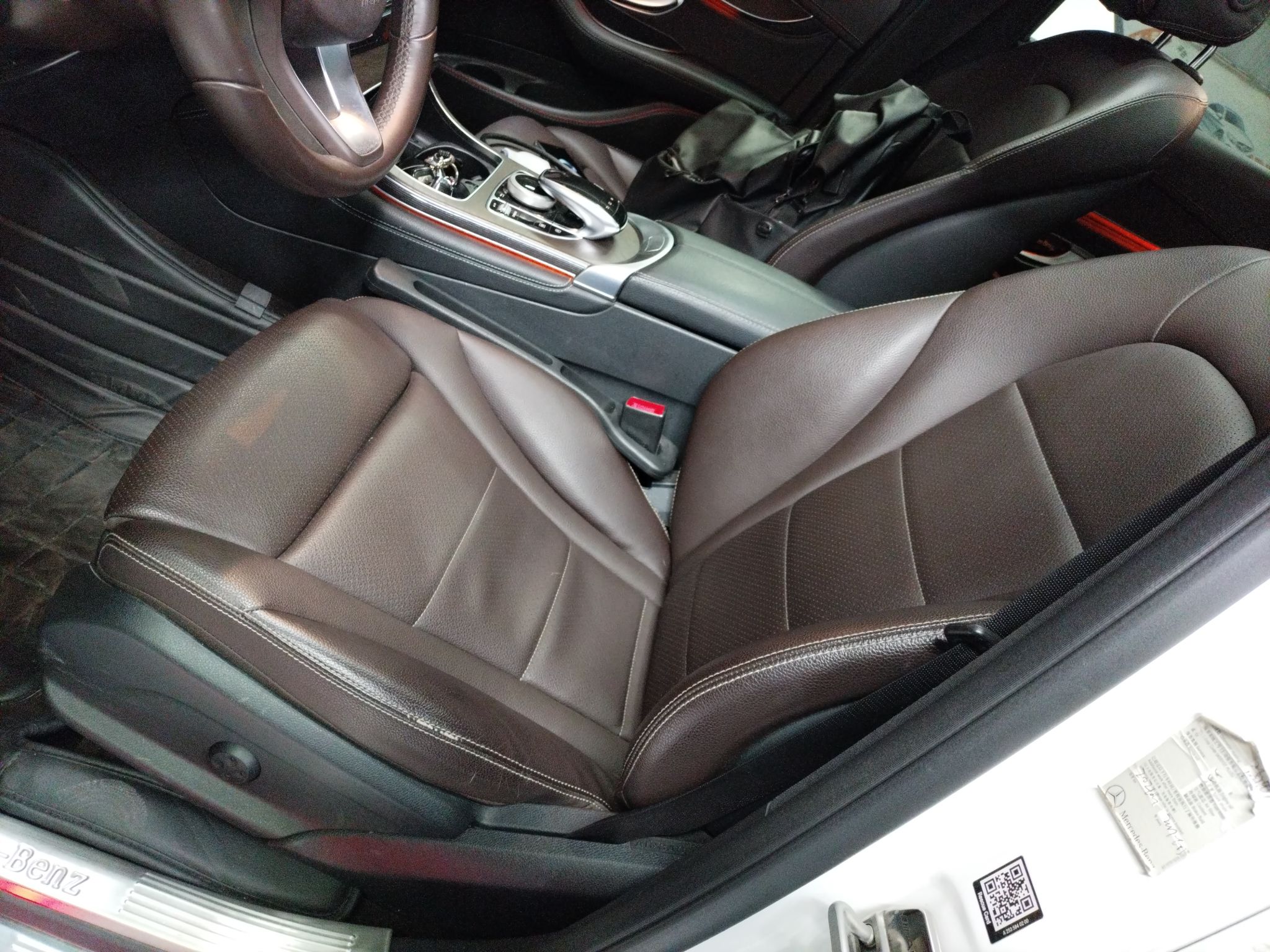 Переднее сиденье в автомобиле