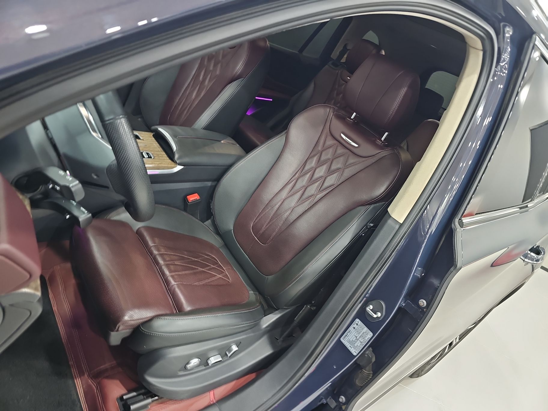 المقاعد الأمامية داخل السيارة