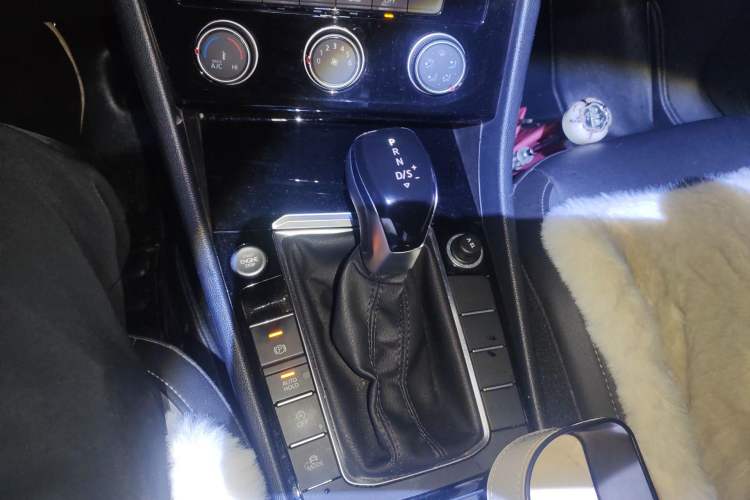 Used Volkswagen Sagitar 2021 200TSI DSG Excellence Edition Gear Lever