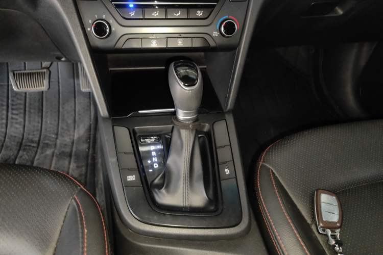 Used Hyundai Elantra (6th Generation / Lingdong) 2018 1.4T Dual-Clutch Xuan Dong · Dynamic Edition Gear Lever