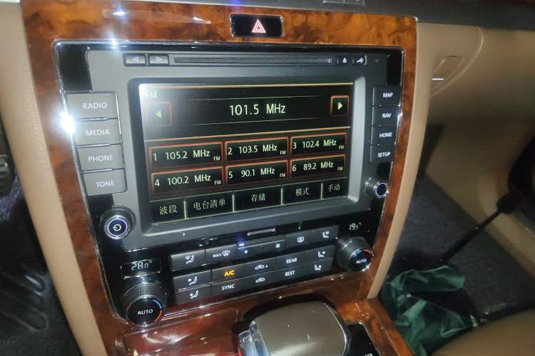 Used Volkswagen Phaeton 2015 3.0L Smart Edition Audio And AC Panel