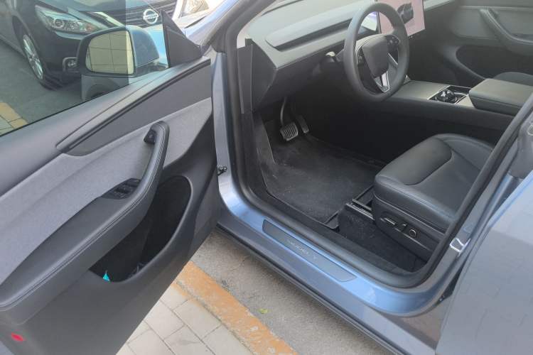 Used Tesla Model Y 2025 Rear-Wheel-Drive Version