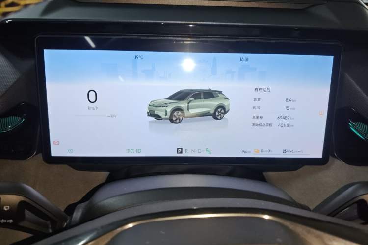 Used Lynk & Co 08 EM-P 2025 220 km All-Wheel-Drive Performance Halo
