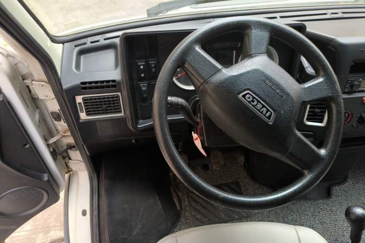 Used Iveco Daily 2021 2.5T A35 M1 Passenger Van 5-9 Seater Short Wheelbase Mid-Roof Design Dual Tires Manual Doors
