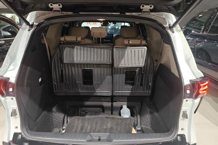 Used Toyota SIENNA 2023 2.5L Hybrid Deluxe Edition Trunk