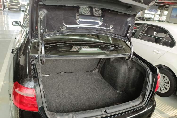 Used Volkswagen Lavida 2013 Revised Classic 1.6L Manual Fashion Edition Trunk