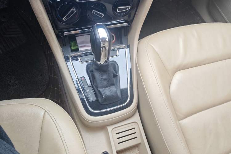 Used Volkswagen Bora 2013 1.6L Automatic Comfort Model Gear Lever