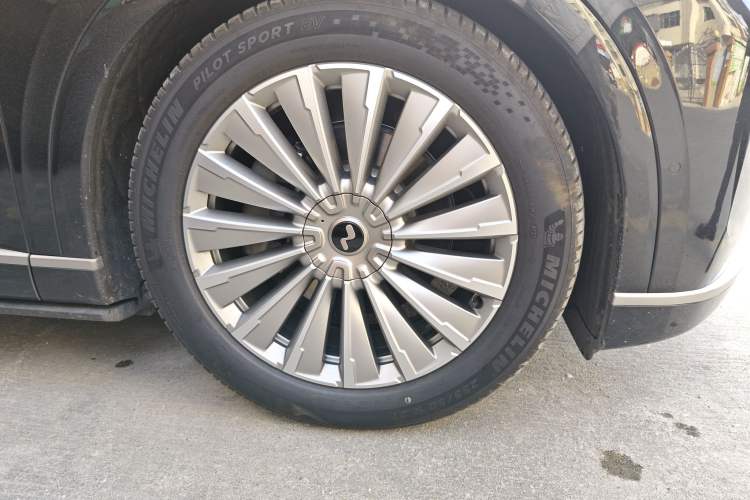 Used ONVO Luxeed L90 2025 Model—Max Seven-Seater Version
