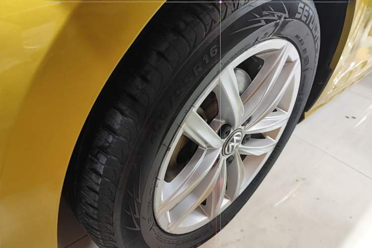 Used Volkswagen Golf 2018 230TSI Automatic Comfort Model Left Front Wheel Hub