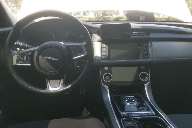 Used Jaguar XF 2018 XF Sportbrake 2.0T 250 PS All-Wheel Drive Luxury Edition Center Console