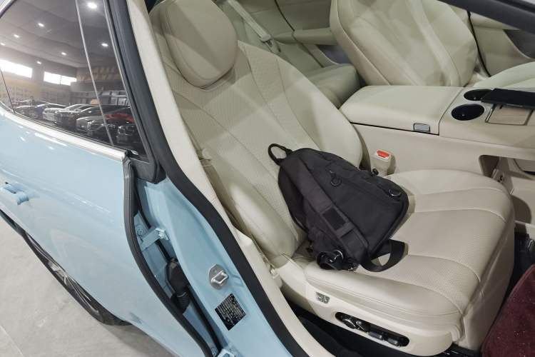 Used Hima Luxeed R7 2025 Range-Extended Version 251 km Max Right Front Seat