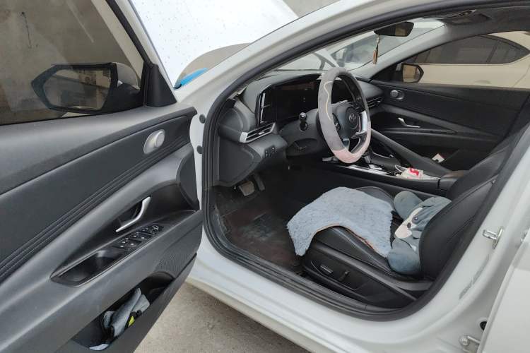 Used Hyundai Elantra 2021 1.5L CVT LUX Prestige Edition Interior 3