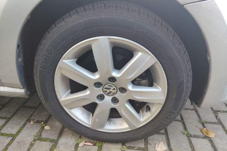 Used Volkswagen Polo 2013 1.6L Automatic Comfort Edition Right Front Wheel Hub