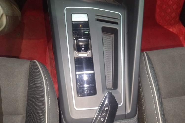 Used Volkswagen Golf 2023 Facelift 280TSI DSG R-Line Lite Gear Lever