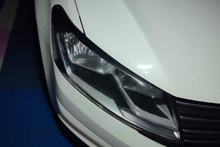 Used Volkswagen Cross Lavida 2016 1.6L Automatic Comfort Edition Right Front Headlight