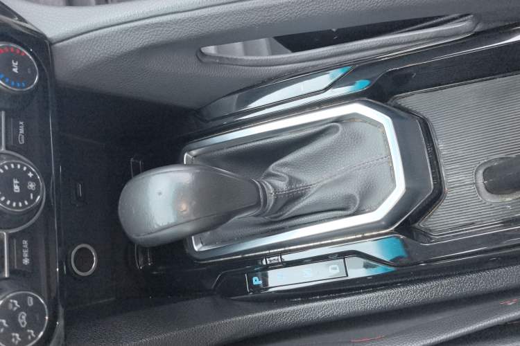 Used JMC Yusheng S350 2016 2.0T Automatic All-Wheel Drive Gasoline Ultra-Luxury 7-Seater