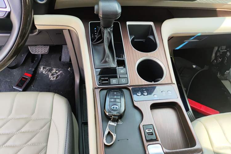 Used Toyota SIENNA 2021 2.5L Hybrid Comfort Edition Gear Lever