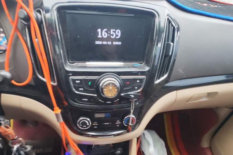 Used Baojun 730 2015 1.8L Manual Luxury Navigation ESP Version 7-seater Audio And AC Panel