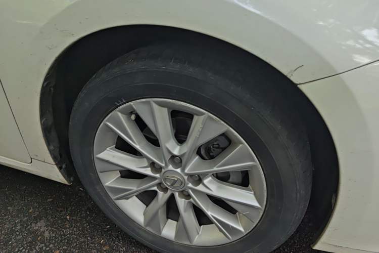 Used Lexus ES 2014 300h Elite Edition
