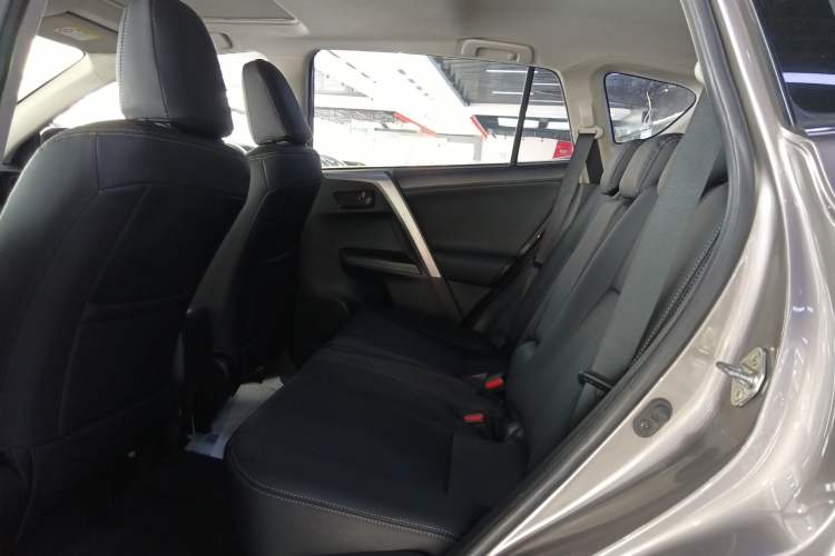 Used Toyota RAV4 2016 2.0L CVT Two-Wheel Drive Fashion Edition China V Standard Left Rear Seat