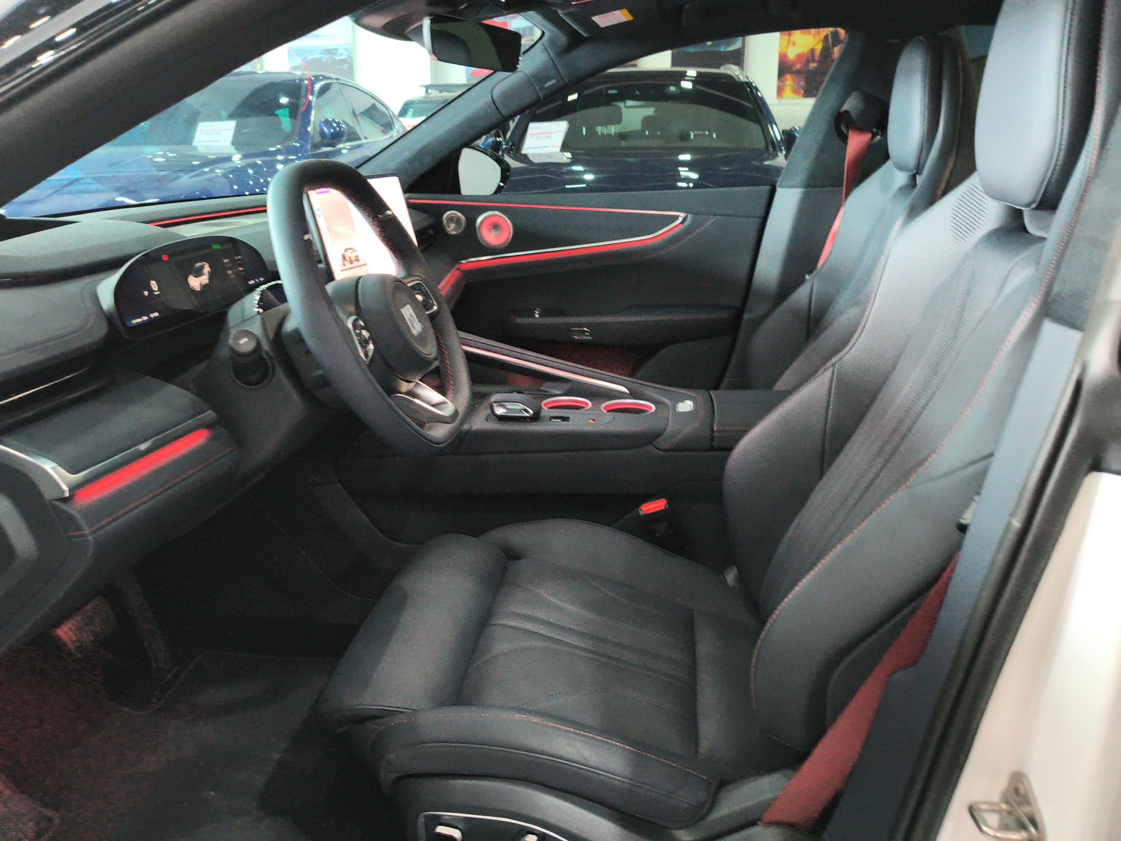 المقاعد الأمامية داخل السيارة