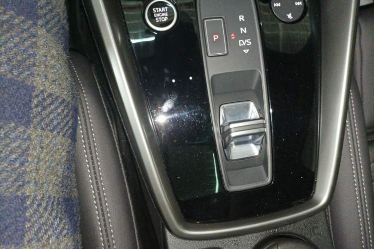 Used Audi A3 2021 A3L Limousine 35 TFSI Fashionable and Elegant Model Gear Lever