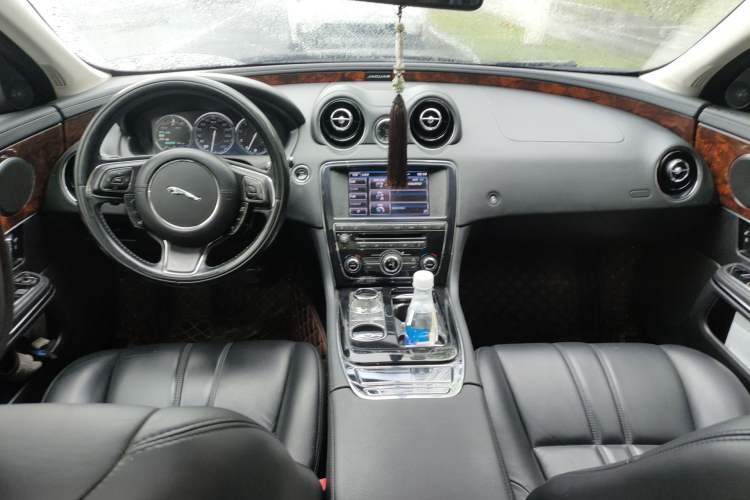 Used Jaguar XJ 2014 XJL 3.0 SC Four-Wheel Drive Panoramic Business Edition Center Console