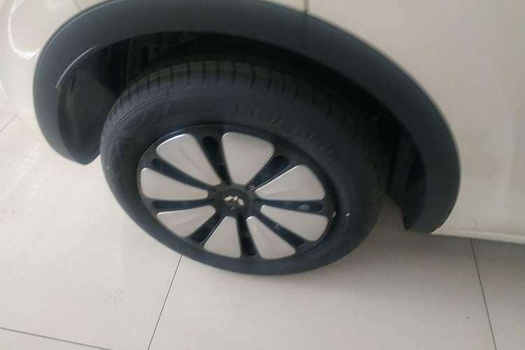 Used Wuling Bingo 2025 333 km Lingxi Connected Version Right Rear Wheel Hub