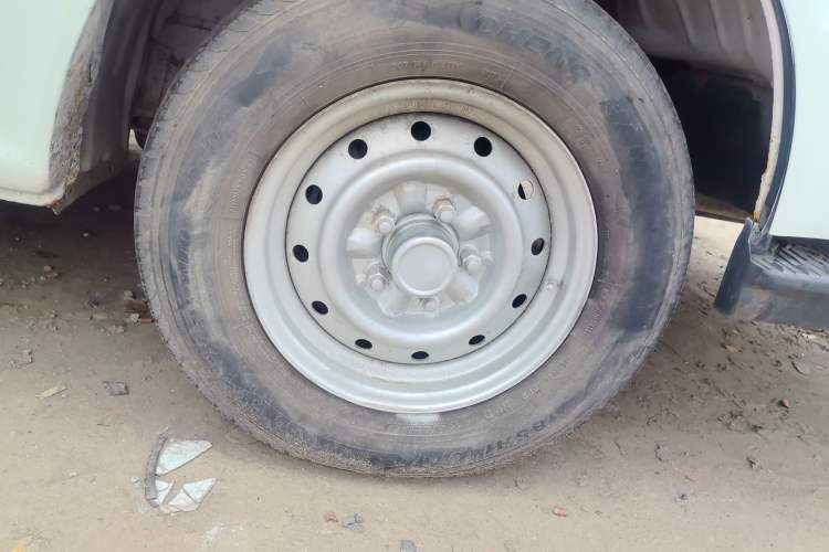 Used Jinbei Hiace 2018 2.0L Fifth-Generation Box Truck Standard Roof 2 Seats 4G19