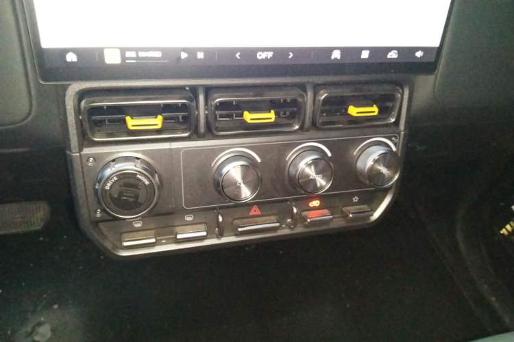 Used iCAR V23 2025 501 Four-Wheel Drive Intelligent Driving Version Audio And AC Panel