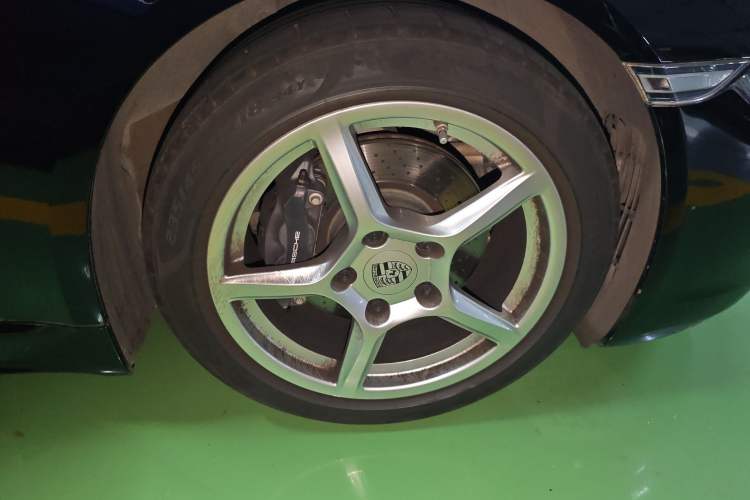 Used Porsche 718 2018 Boxster 2.0T Right Front Wheel Hub