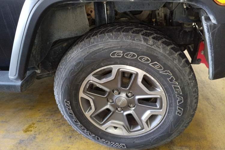 Used Jeep Wrangler 2010 3.8L Sahara two-door model Right Front Wheel Hub