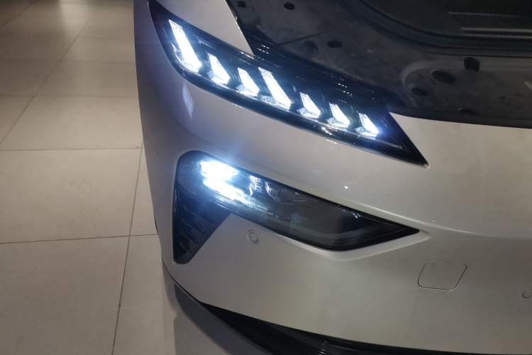 Used Dongfeng eπ eπ007 2025 Model Pure-Electric 565 All-Wheel-Drive Max Leading Edition Right Front Headlight