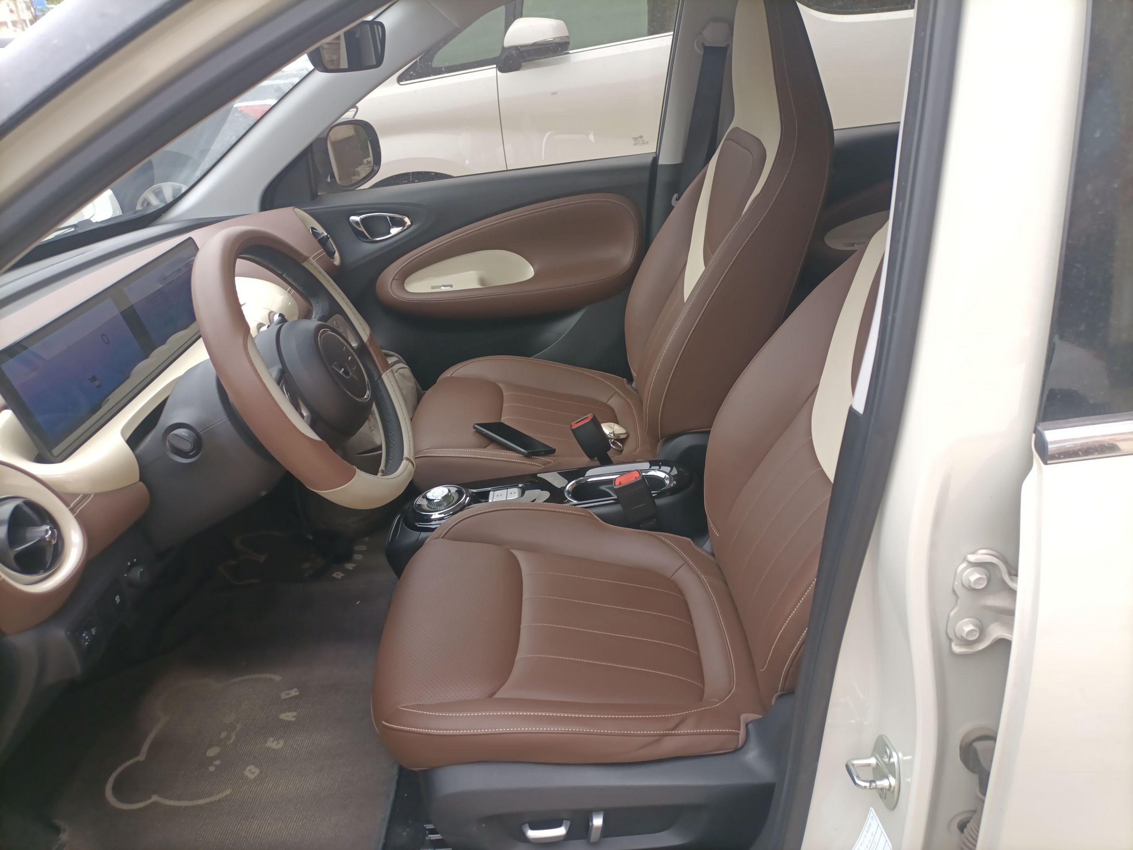 المقاعد الأمامية داخل السيارة