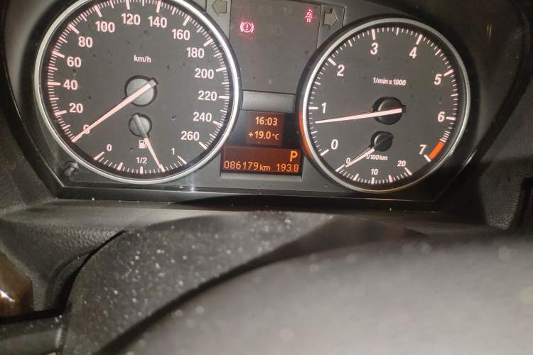 Used BMW 3 Series 2010 320i Sport Edition Odometer Close Up