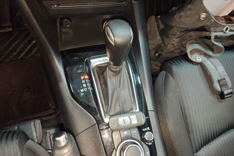 Used Mazda 3 Axela 2016 Sedan 1.5L Automatic Luxury Model