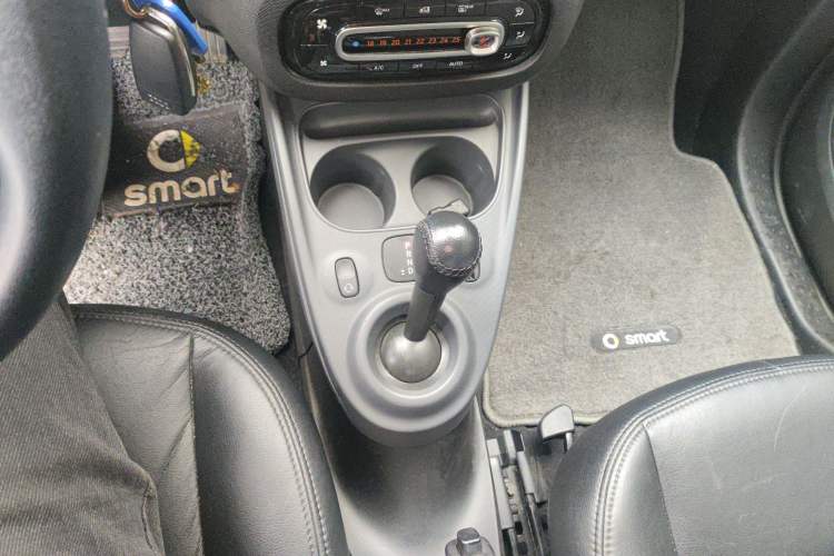 Used smart fortwo 2015 1.0L 52 kW hardtop Dynamic version