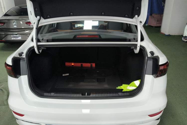 Used Geely Auto Emgrand 2025 4th Generation 1.5L CVT Flagship Version Trunk