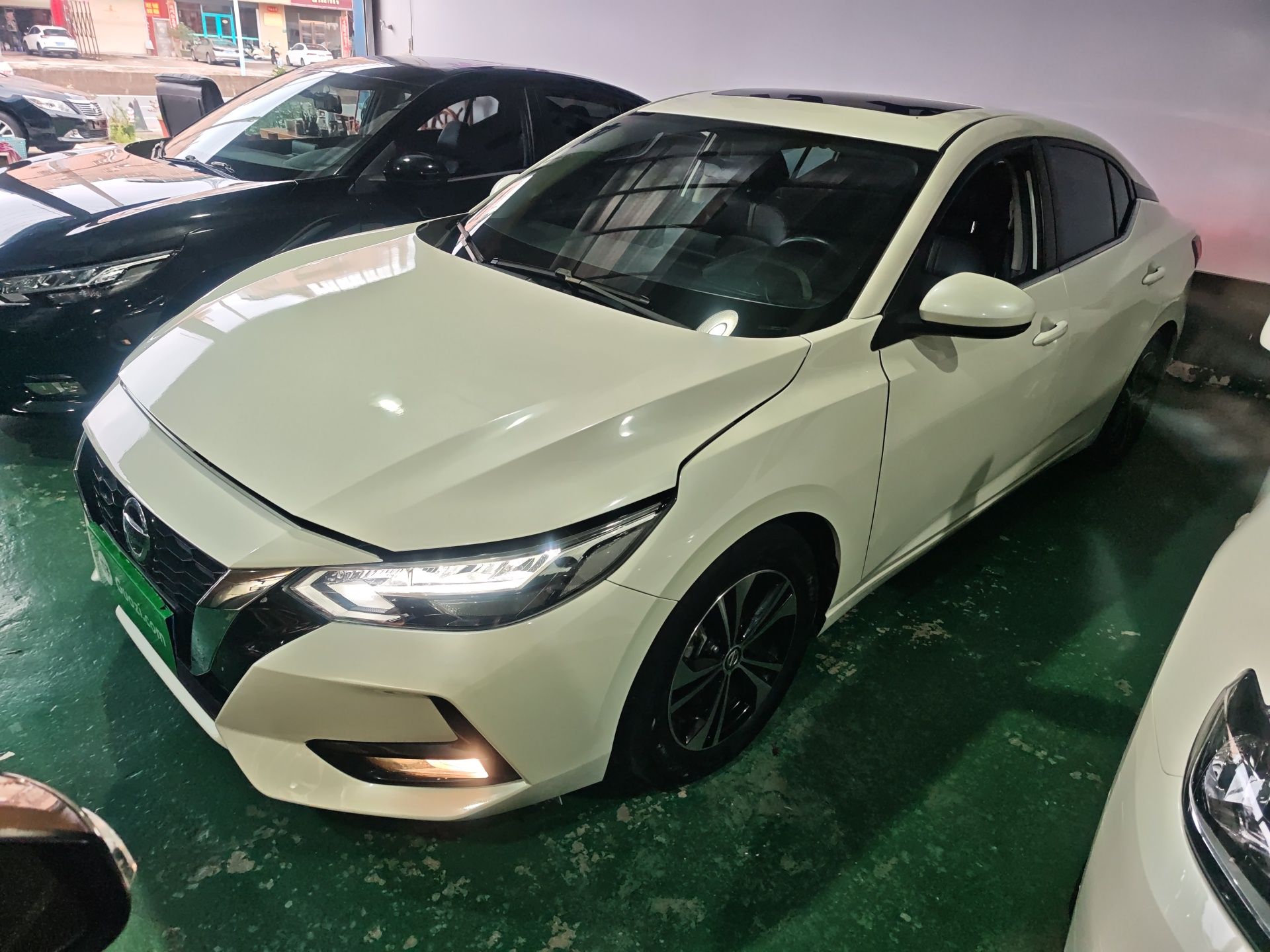 تحت مقدمة السيارة