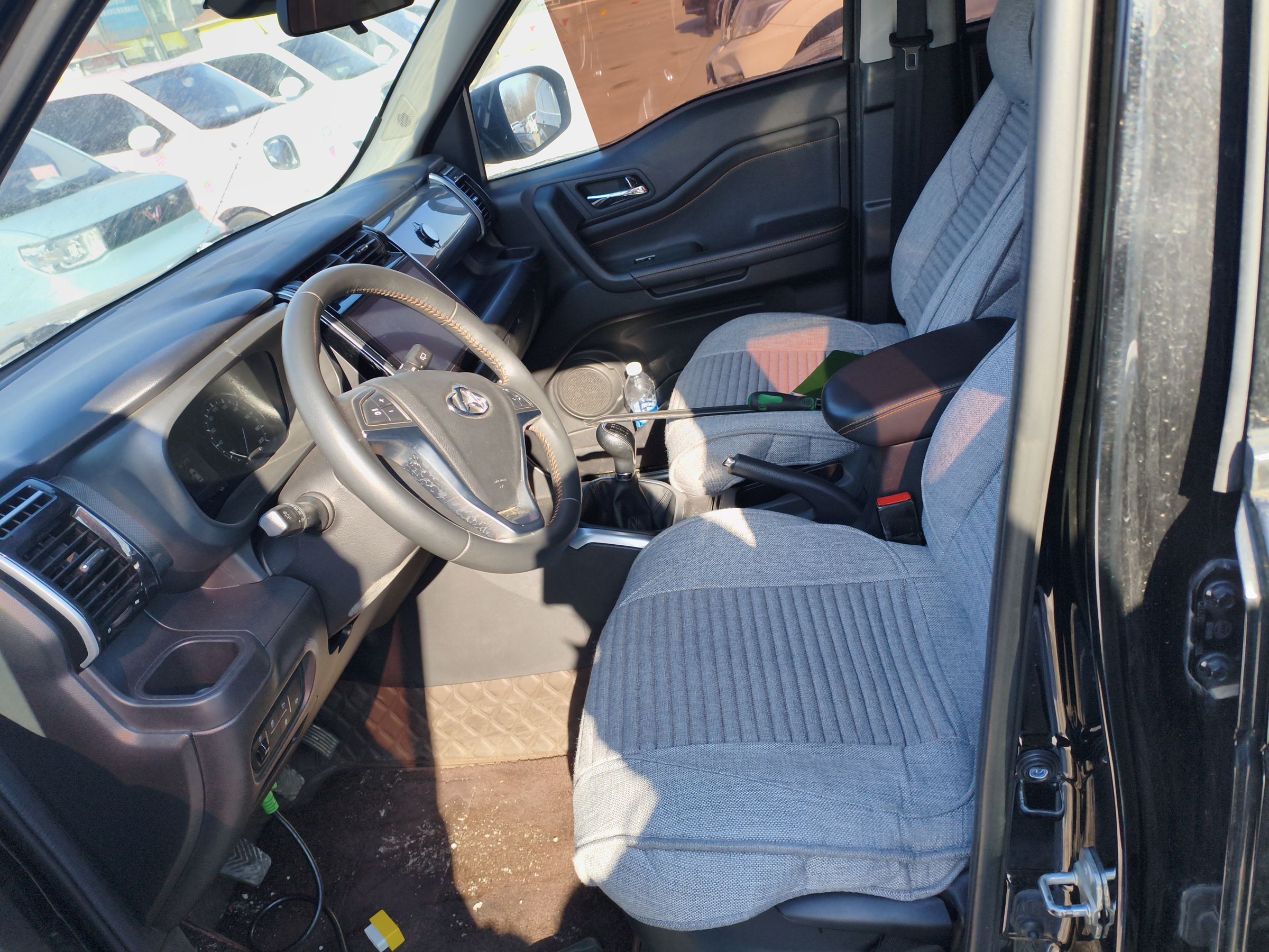 Переднее сиденье в автомобиле