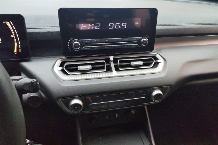 Used Great Wall King Kong Poer 2022 2.0T Manual Diesel Two-Wheel-Drive Entrepreneurial Long-Box Version GW4D20M Audio And AC Panel