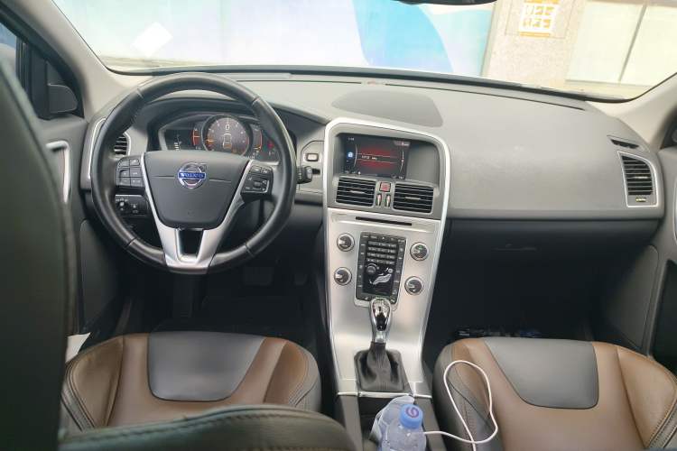 Used Volvo XC60 2017 T5 AWD Smart Upgrade Edition Center Console